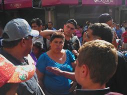 Había seis personas instaladas con sus puestos ambulantes, cuando llegaron unos 20 policías municipales a querer retirarla.  /