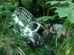 El conductor del camión pierde el control y cae a un barranco de 50 metros de profundidad. TOMADA DE @celvides  /