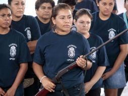 Las mujeres patrullarán Xaltianguis por las tardes, mientras que los hombres lo harán por las noches. AFP /