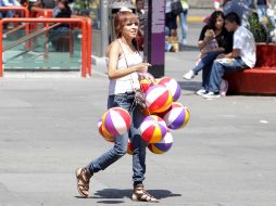 Los comerciantes ambulantes buscan maneras de seguir ofertando sus productos en el primer cuadro de Guadalajara. EL INFORMADOR /