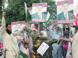 Seguidores del grupo local Pasban queman una figura vestida con ropa del jefe militar Abdel Fatah al Sisi. EFE /