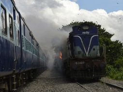 Imagen de varios vagones en llamas del tren que arrolló a, al menos, 32 personas, en Dhamara Ghat, Bihar, al norte de la India. EFE /