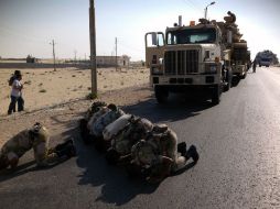 Soldados egipcios ruegan a medida que se despliegan en el Sinaí hacia la ciudad de Al-Arish. EFE /
