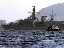 La flota británica HMS Westminster (con el peñón al fondo), a su llegada esta mañana en la base naval de Gibraltar. EFE /