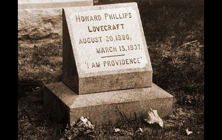 La tumba de Lovecraft en Providence. El epitafio dice: Yo soy Providence. ARCHIVO /