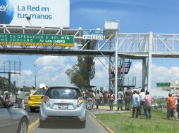 Los manifestantes generan un severo congestionamiento vehicular en Periférico. Imagen de @MariferdzArias. ESPECIAL /