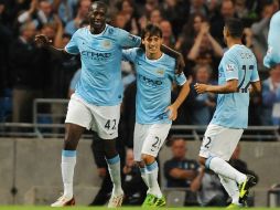 Yaya Toure (i) celebra un gol con su compañero David Silva (C) ante el Newcastle United. EFE /