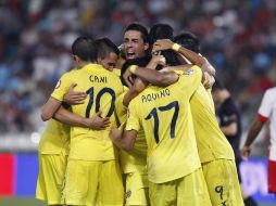 Todo el equipo fue a abrazar a Giovani Dos Santos en su anotación. EFE /