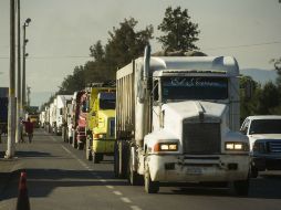 El pasado jueves más de 120 unidades de volteo y carga realizaron durante una marcha lenta en Carretera a Chapala. ARCHIVO /