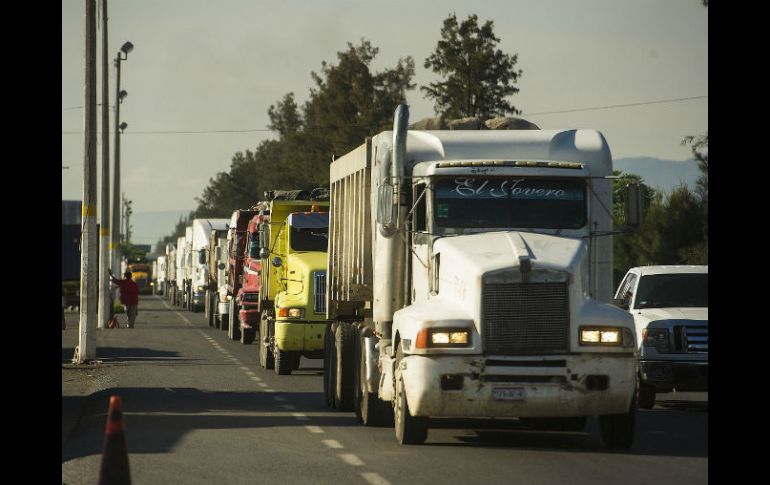 El pasado jueves más de 120 unidades de volteo y carga realizaron durante una marcha lenta en Carretera a Chapala. ARCHIVO /