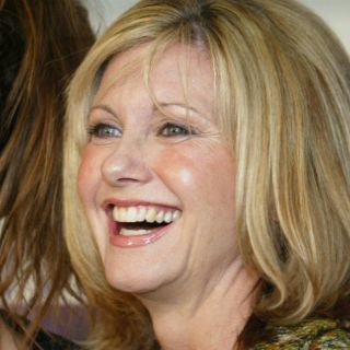 Hallan a un hombre muerto en casa de Newton-John