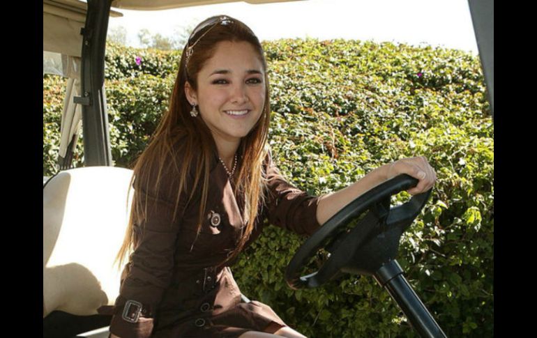 Sherlyn señaló que el anillo de compromiso se lo dio su novio en Bali. ARCHIVO /