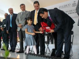 Inicia entrega de ''Mochilas con los útiles''. Aristóteles Sandoval acude a diferentes escuelas para dar la bienvenida a los niños.  /