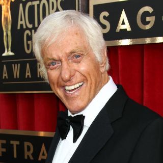 Dick Van Dyke, ileso tras incendiarse su auto