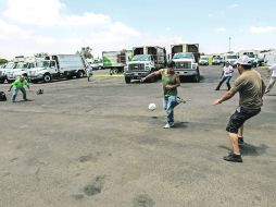 Debido a que no pudieron laborar, trabajadores de Aseo Público aprovecharon para hacer gala de sus habilidades en el futbol. EL INFORMADOR /