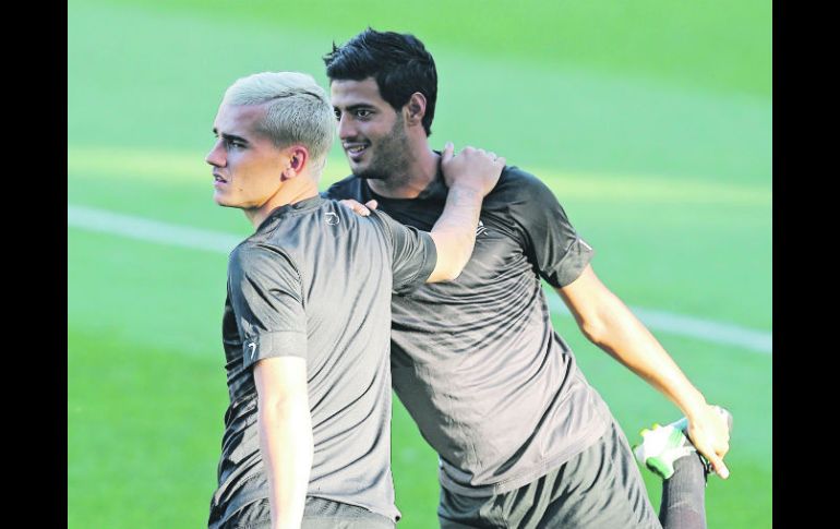 Carlos Vela (derecha) es el único jugador de la Real en haber jugado Champions, cuando militó en el Arsenal. EFE /