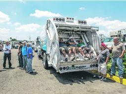 Sólo entre 15 y 20 camiones recolectores, de los 206 que integran la flotilla de Aseo Público, trabajaron ayer en Zapopan. EL INFORMADOR /
