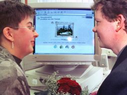 Según datos del Inegi, la mayoría de las parejas que están por casarse utiliza la red para encontrar productos. ARCHIVO /