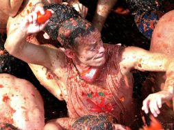 Con el tomate como única munición, la batalla arrancará con participantes vestidos de blanco o con disfraces. ARCHIVO /