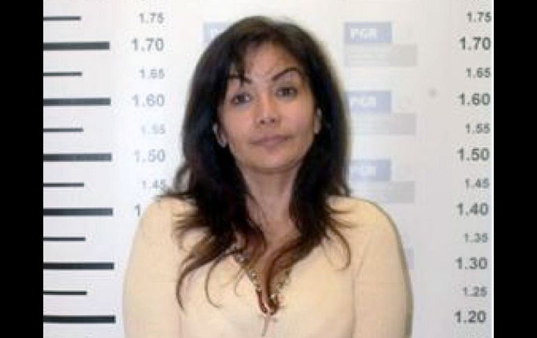 En cuanto aterrizó la aeronave en el AICM,  Ávila Beltrán es entregada a elementos de la Policía Federal Ministerial. AFP /