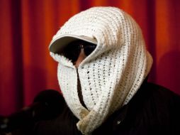 Un miembro de un escuadrón de defensa de la ciudad de Aquila habla durante una conferencia de prensa. AFP /