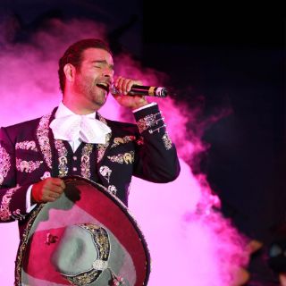 Pablo Montero arma escándalo en vuelo