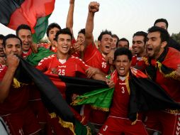 La gente y los jugadores no pudieron ocultar su emoción por el resultado. AFP /