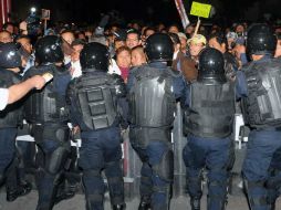 Maestros al momento de forzar su entrada a Sán Lázaro para protestar por las leyes secundarias de la reforma. ARCHIVO /