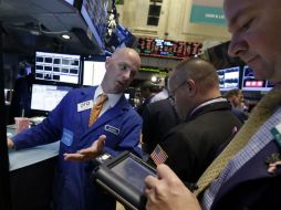 Wall Street finaliza su jornada borrando algunas de las ganancias que había acumulado en la sesión. AP /