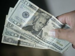 El dólar se vende en 13.17 pesos, ocho centavos menos respecto al cierre previo. ARCHIVO /