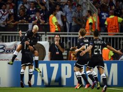 Antoine Griezmann hizo un golazo de tijera a pase del mexicano Carlos Vela a quien fue a abrazar después de anotar. AFP /