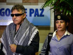 Jesús Santrich (I) representante de los rebeldes colombianos, insistió en que se identifique a los responsables del conflicto. AFP /