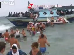 Vacionistas rescataron a los 164 inmigrantes sirios luego de que su barco quedará varado cerca de una playa en Sicilia, Italia. ESPECIAL /