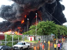 El incendio se produce 11 días después de otro incendio en una refinería provocado también por un rayo. ARCHIVO /