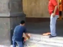 Imagen del video donde se denuncia el abuso. ESPECIAL /