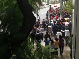 En algunos puntos de la ciudad, el sismo provoca que personas desalojen sus hogares, oficinas o escuelas. Foto: @webcamsdemexico ESPECIAL /