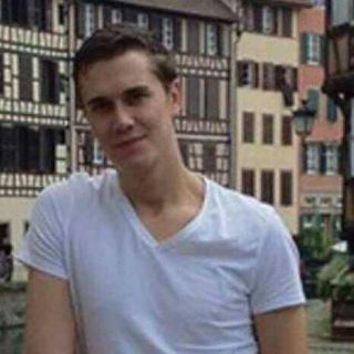 Becario muere por excesiva jornada laboral