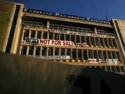 Parte de los trabajadores de ERT mantienen ocupada la principal sede de la radiotelevisión pública, en donde emiten de forma pirata. EFE /