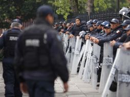 Elementos de la Policía Federal y de granaderos capitalinos mantienen resguardado el Palacio Legislativo. SUN /