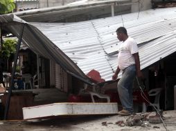 Un hombre mira los daños en una finca ocasionados por el sismo de este día. AFP /