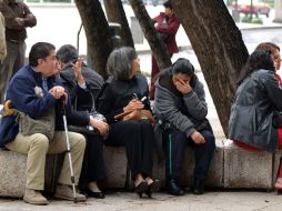 Un grupo de personas permanece en la calle en Ciudad de México ante los movimientos telúricos. EFE /