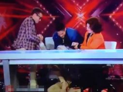 Momento en el que Angélica María, ''Chino'' y Nacho levantan a Belinda, luego de su caída. ESPECIAL /