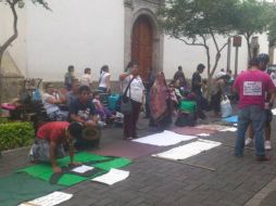 Alrededor de 50 artesanos se manifiestan sobre al calle Pedro Loza, a un costado de Palacio Municipal.  /
