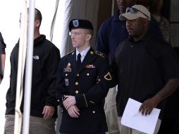 El soldado del Ejército de EU Bradley Manning (2d) fue sentenciado a 35 años de prisión y expulsado del Ejército con deshonor. EFE /