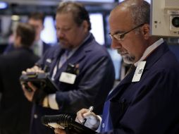 Wall Street cierra con pérdidas tras conocerse que la Fed apoyará el retiro de estímulos económicos este año en EU. AP /