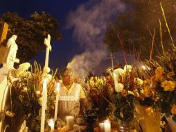 Año con año el pueblo de Mixquic recibe a miles de turistas nacionales y extranjeros debido a la celebración de los fieles difuntos. ARCHIVO /