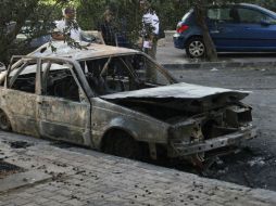 Un automóvil calcinado por el supuesto ataque biológico de las fuerzas del régimen de Bachar Al Asad. EFE /