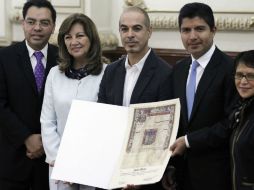 Javier Marín muestra junto al alcalde Eduardo Rivera la copia de la Cédula Real. NTX /