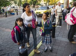 Se recomienda que los padres revisen que los niños carguen sólo el material necesario. EL INFORMADOR /