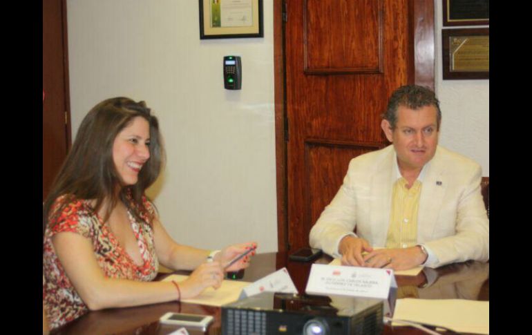 El fiscal Luis Carlos Nájera firma el convenio con la SCT. Imagen de @AlertaAmber_JAL. ESPECIAL /